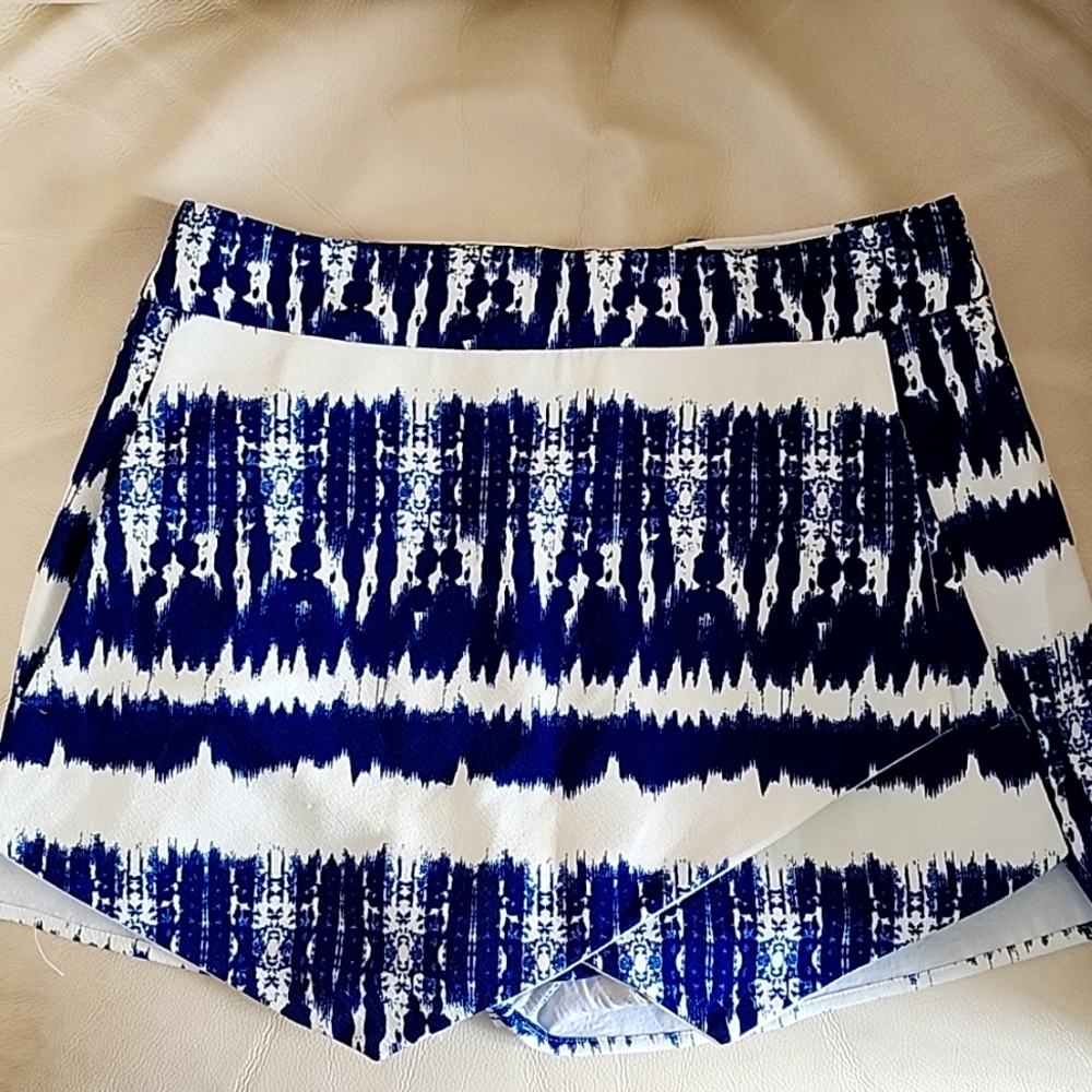 Navy blue and white skirt size m nwt